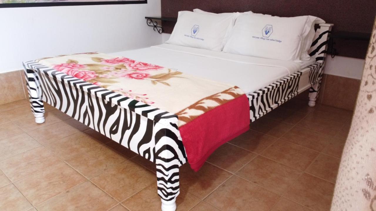 Sultan Hamud Miryams Village Inn Safari Lodge מראה חיצוני תמונה