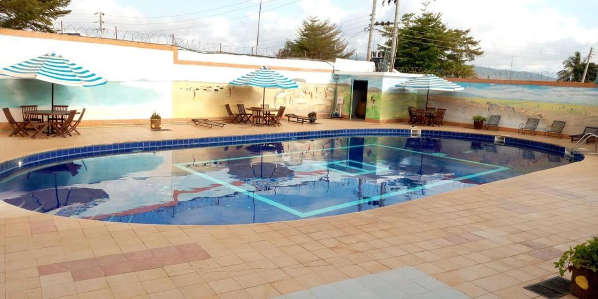 Sultan Hamud Miryams Village Inn Safari Lodge מראה חיצוני תמונה