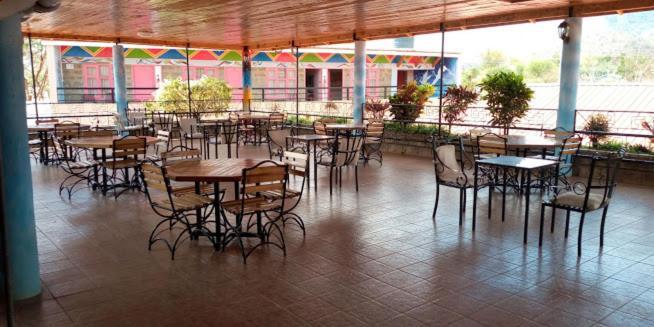 Sultan Hamud Miryams Village Inn Safari Lodge מראה חיצוני תמונה