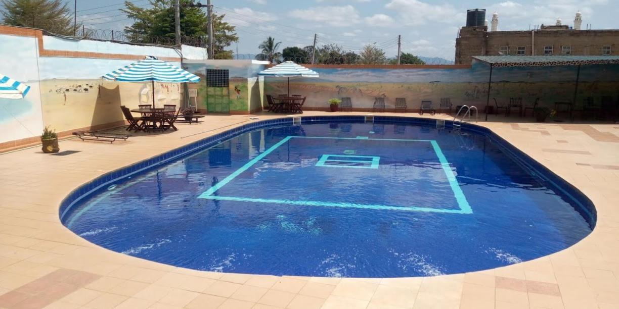 Sultan Hamud Miryams Village Inn Safari Lodge מראה חיצוני תמונה